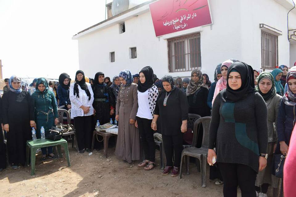 Un panorama de las instituciones para mujeres de la AANES en Manbij (Siria)